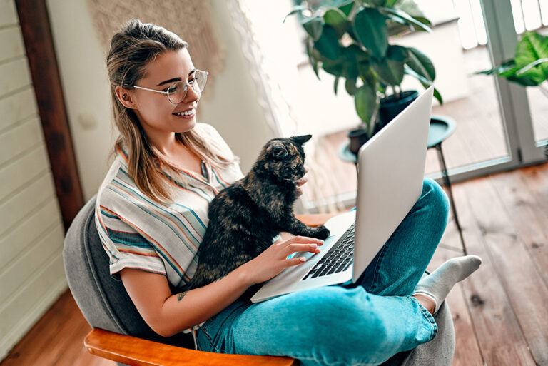 Is it possible to efficiently work from home with your pets?